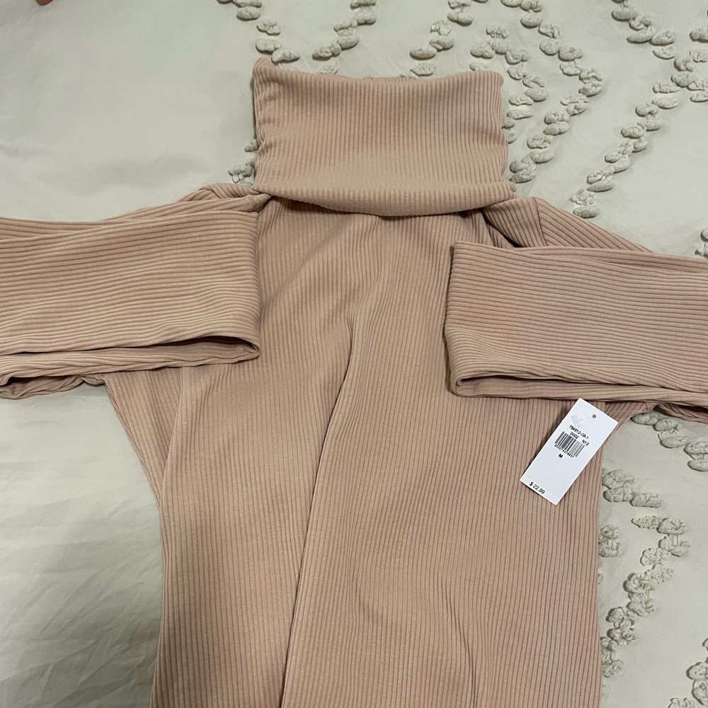 Tan Old Navy turtle neck medium never used